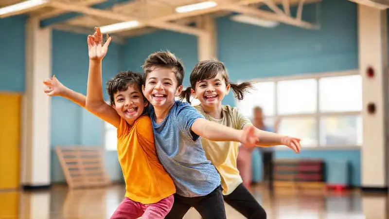 Niños felices bailan en gimnasio
