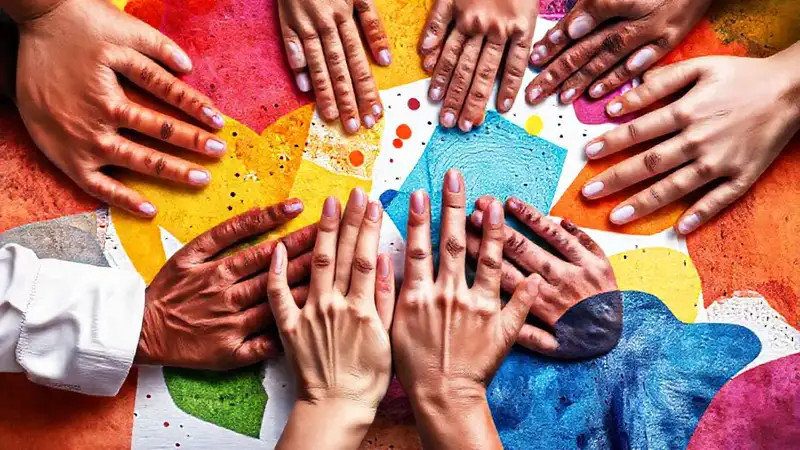 Manos creativas construyen un futuro esperanzador
