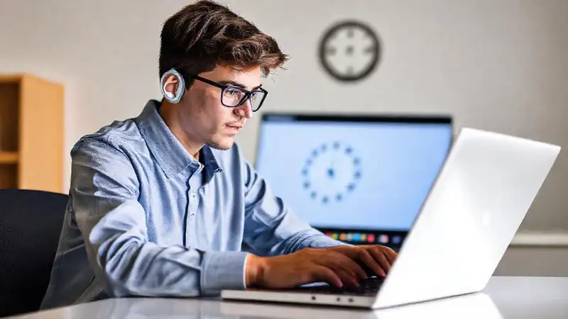 Estudiante tranquilo estudia virtualmente en línea