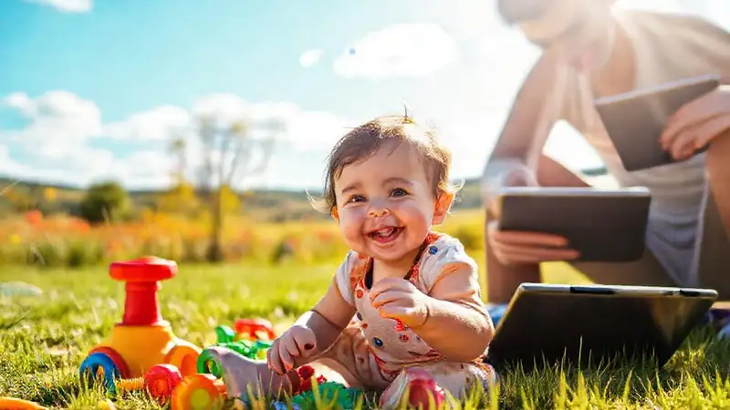Niño feliz juega al aire libre