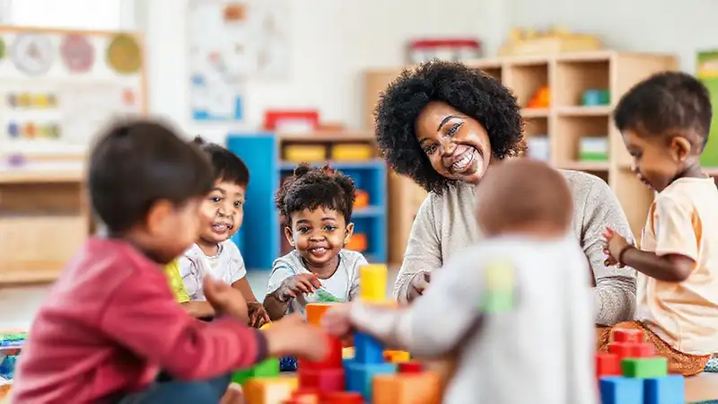 Niños felices aprenden en un espacio cálido