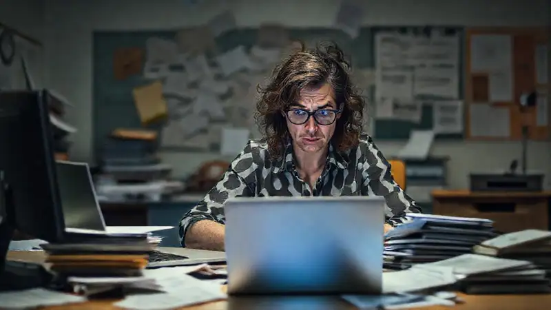 El profesor, estresado, busca orden digital