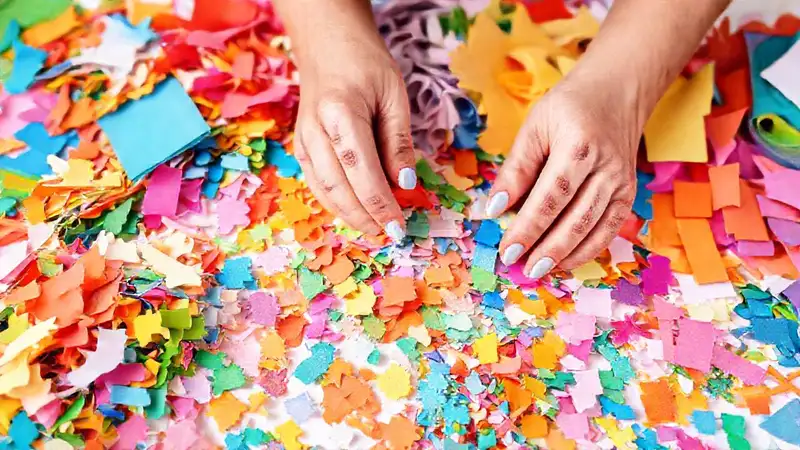 Manos crean proyectos de papel coloridos
