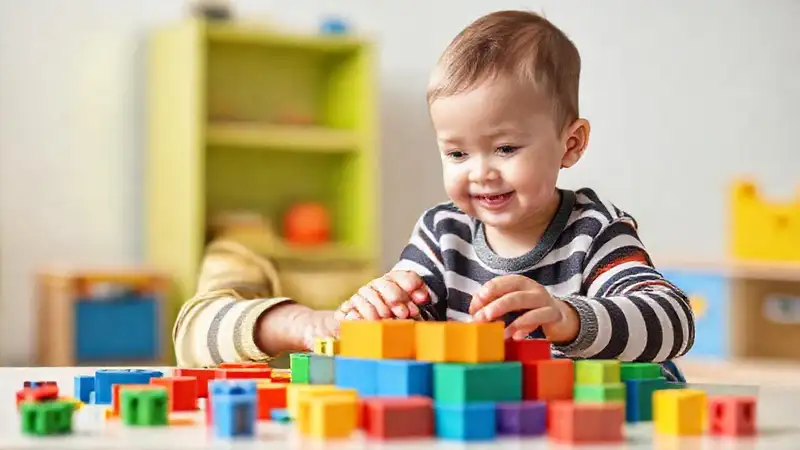 Un niño aprende jugando con alegría