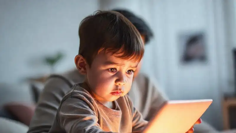 Un niño frente a la pantalla preocupa a su padre