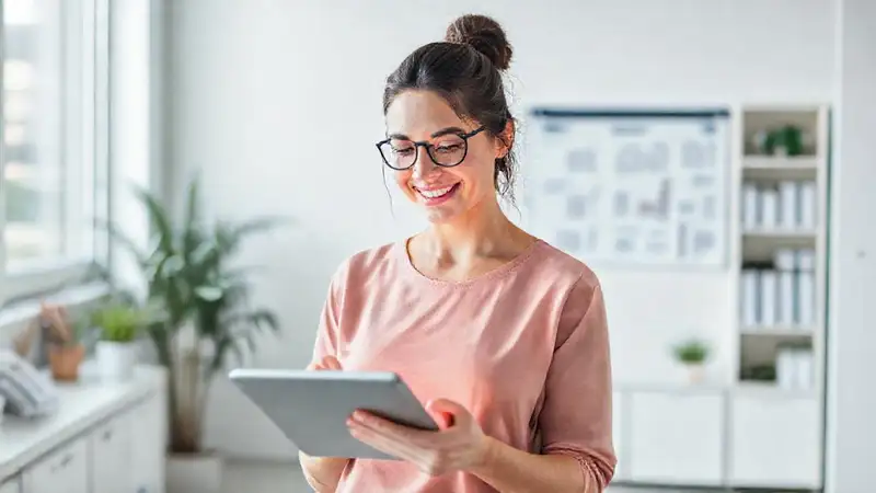 Mujer sana consulta información digitalmente