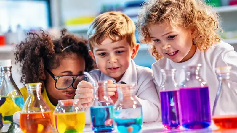 Niños exploran ciencia con colores vibrantes