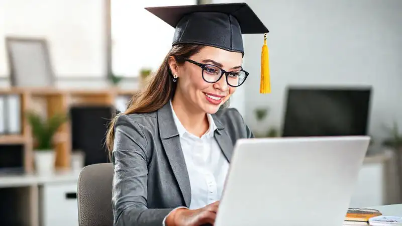 Una mujer profesional aprende online exitosamente