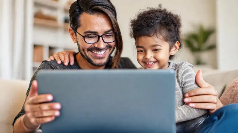 La familia moderna se conecta a través de la tecnología