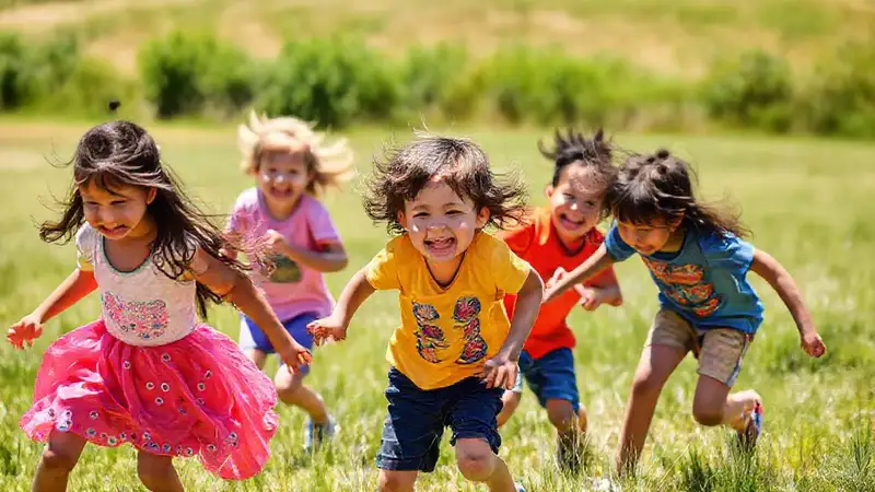 Niños juegan felices al aire libre