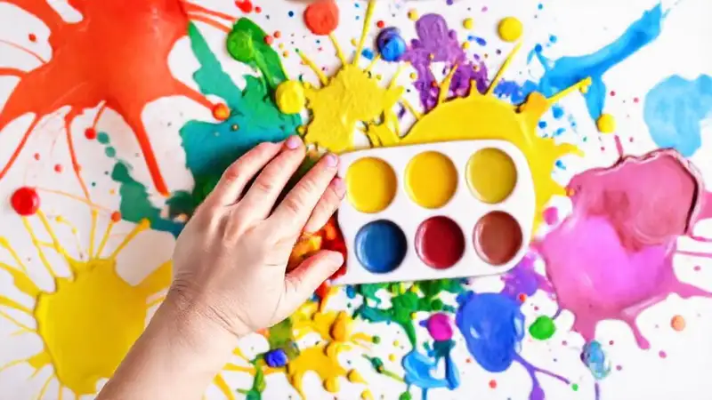 Pintura vibrante, manos infantiles y alegría